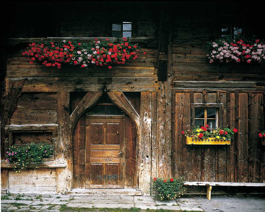 Blickfang im Ortszentrum: das historische Thönihaus